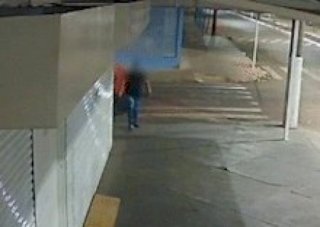 Homem arranca lacre da Vigil&acirc;ncia no dia seguinte &agrave; interdi&ccedil;&atilde;o de casa de frios
