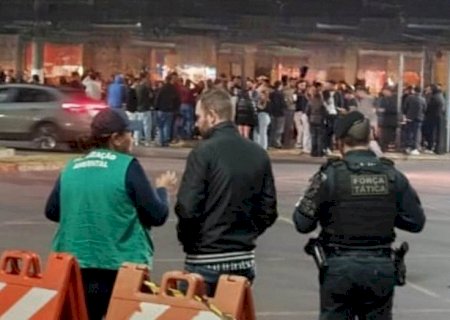 Policiais e fiscais da prefeitura fazem operação para conter som alto em cidade da fronteira