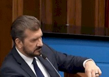 Deputado rasga homenagem a Trump e gera bate boca