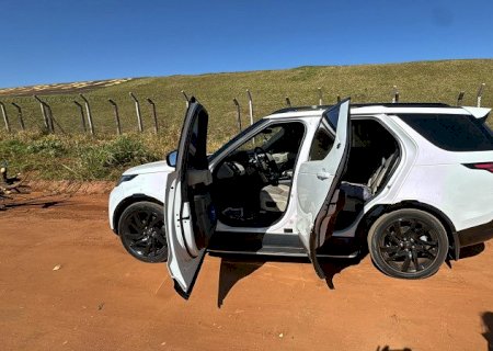 Assaltantes que roubaram e abandonaram Range Rover obrigaram vítimas a transferir R$ 60 mil