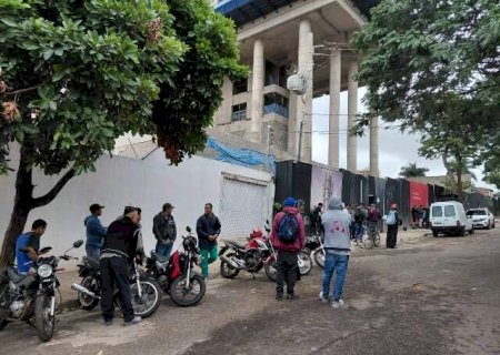 Trabalhadores terceirizados fazem paralisa&ccedil;&atilde;o por atraso no pagamento