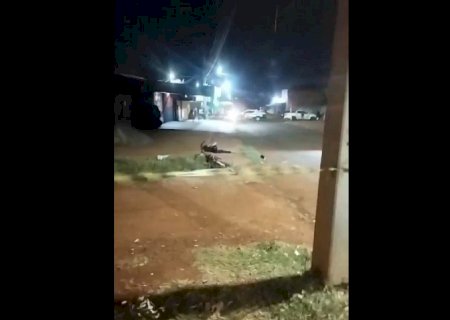 Discussão termina com um morto e dois feridos a tiros em frente a conveniência