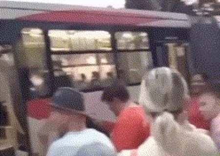 &Ocirc;nibus quebra logo cedo e passageiros cobram: "Ainda querem aumentar a tarifa?"
