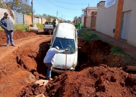 Terra cede e carro com idosos &eacute; &ldquo;engolido&rdquo; por buraco em rua sem asfalto