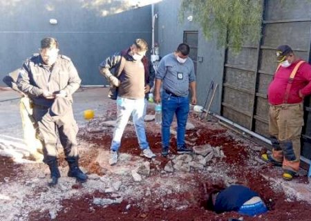 Corpo esquartejado &eacute; encontrado em tambor enterrado no quintal de casa