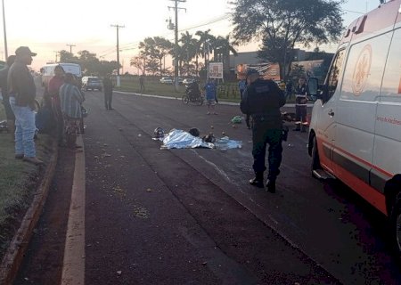 Moto bate em caminhonete e mata mulher que voltava do mercado com o filho