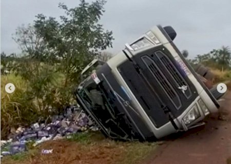 Carreta com 26 toneladas de leite tomba na BR-163 em Nova Alvorada do Sul