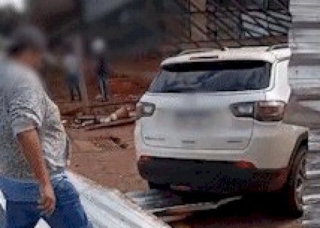 Acidente faz carros invadirem obra em trecho considerado cr&iacute;tico no Centro