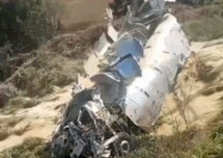 Motorista morre ap&oacute;s caminh&atilde;o carregado com ra&ccedil;&atilde;o cair em ribanceira