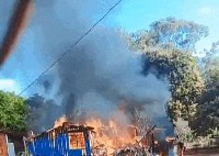 Inc&ecirc;ndio destr&oacute;i casa de madeira no Jardim Monte Alegre