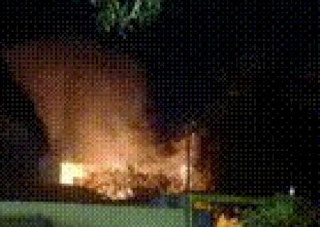 Fogo atinge quintal enquanto propriet&aacute;rio dormia no Pioneiros
