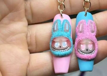 Para agradar as primas, designer colocou Labubu at&eacute; nas unhas