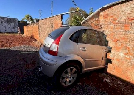 Idosa passa mal ao volante e carro derruba muro de academia