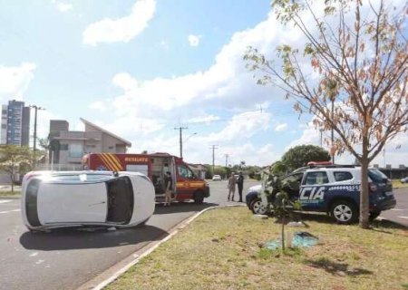 Ford Ka tomba ap&oacute;s colis&atilde;o com viatura da PM em cruzamento