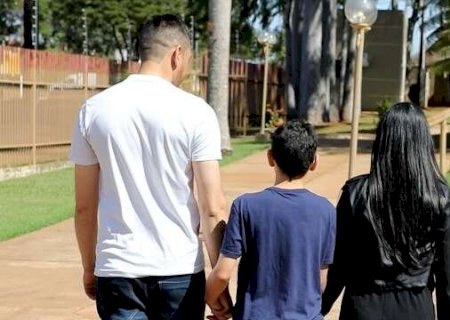 "Nunca mais voc&ecirc; vai ficar longe de mim", diz m&atilde;e ao reencontrar filho