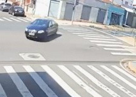 Passageira de moto rodopia no ar ap&oacute;s batida em corredor de &ocirc;nibus