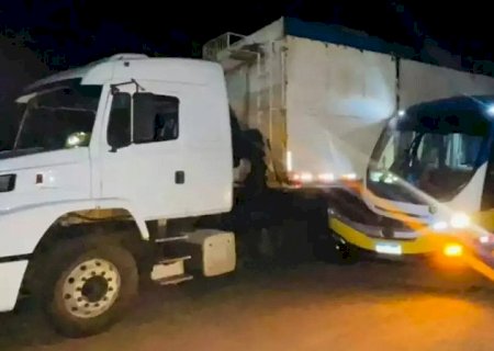 Ônibus com atletas do Ribas Futsal se envolve em acidente na BR-262