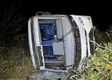 &Ocirc;nibus com atletas de escolinha de futebol capota na rodovia