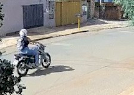 Jovem cai de moto ap&oacute;s ter pesco&ccedil;o puxado por fio solto em rua da Capital