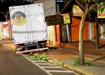 Caminh&atilde;o perde controle e invade cal&ccedil;ada de padaria na Rui Barbosa