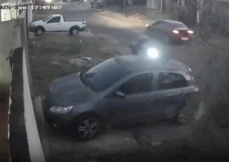 Mulher de 60 anos morre após moto bater em carro estacionado