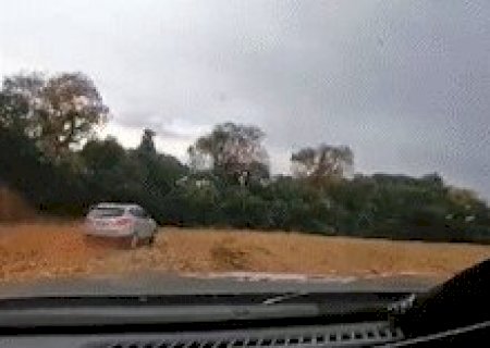 Persegui&ccedil;&atilde;o em rodovia apreende 900 quilos de maconha e recupera carro roubado
