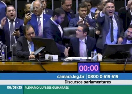 Empurrão de Camila Jara derruba Nikolas Ferreira e gera nova crise entre PT e PL