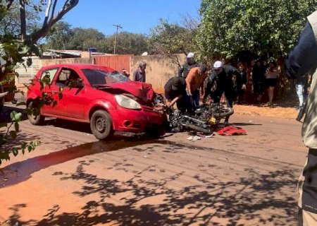 Motociclista fica em estado grav&iacute;ssimo ap&oacute;s ser arremessado sobre carro