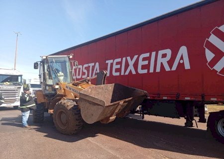 Pá-carregadeira da prefeitura se envolve em acidente com carreta no Trevo da Bandeira