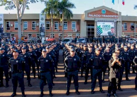 O que C&acirc;mara proibiu no palco, PMs cantam em forma&ccedil;&atilde;o e com apoio de vereadores
