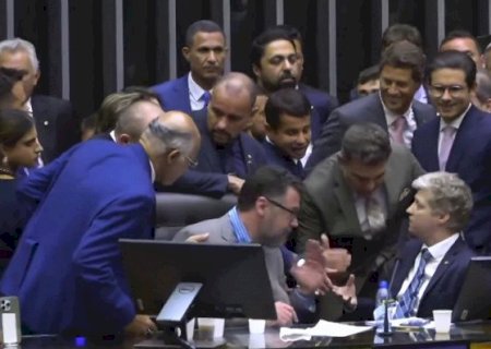 Motta envia pedido de afastamento de 15 deputados, entre eles Marcos Pollon e Camila Jara