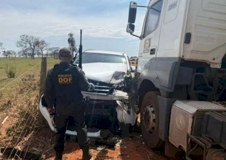 Caminhonete com duas toneladas de drogas colide com carreta durante perseguição
