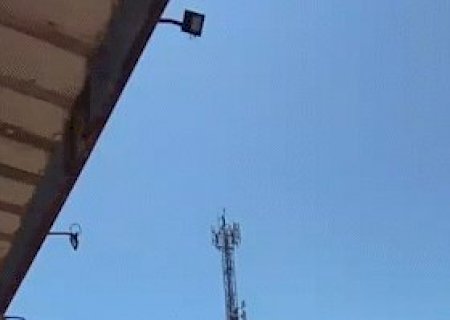 Em &ldquo;dia normal&rdquo; no Dom Ant&ocirc;nio, homem sobe em torre e para avenida