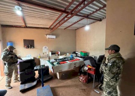 Quatro s&atilde;o presos com submetralhadora em entreposto na fronteira