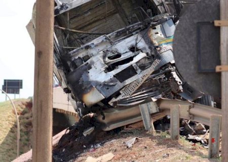 BR-163 &eacute; liberada ap&oacute;s acidente entre carretas que deixou motorista morto