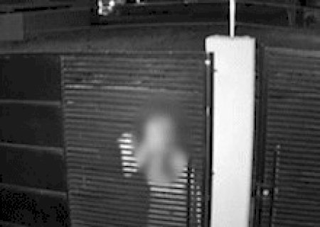 V&iacute;deo registra mulher pedindo socorro ap&oacute;s fingir estar morta para escapar de ex