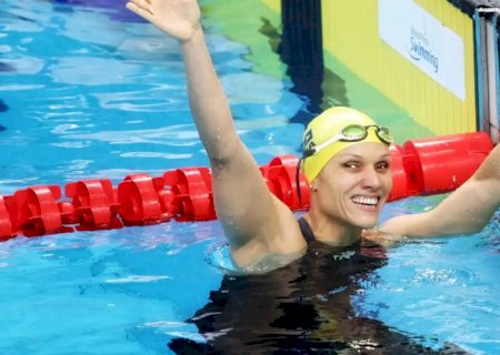 Carol Santiago é tricampeã mundial dos 100m costas em Singapura
