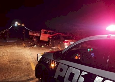 Colis&atilde;o entre caminhonete e carro deixa tr&ecirc;s mortos na MS-162