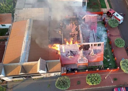 Incêndio destrói sobrado histórico em Rio Brilhante