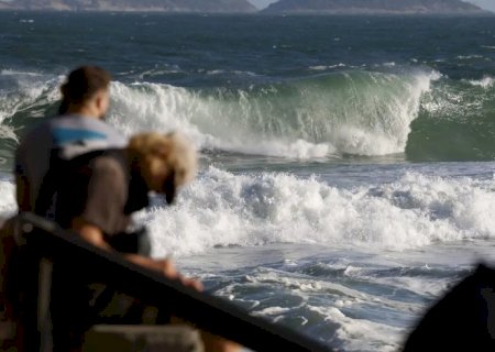 Guarda-vidas buscam casal que desapareceu na Praia do Leme