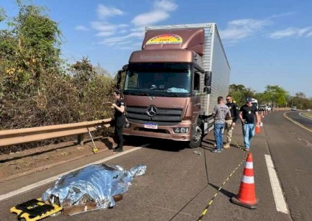 Motorista sofre infarto e arrasta caminh&atilde;o por 54 metros at&eacute; morrer