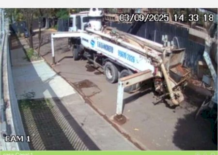 Caminh&atilde;o-betoneira impede acesso de moradores &agrave;s pr&oacute;prias casas