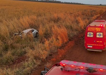 Mulher morre e dois ficam feridos após carro sair da pista e capotar na Estrada do Suez