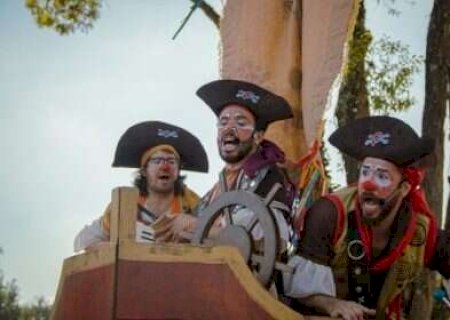 Espet&aacute;culo circense gratuito leva palha&ccedil;os piratas para comunidade no interior