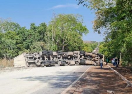 Acidente com carreta carregada de cimento paralisa tr&aacute;fego na BR-262