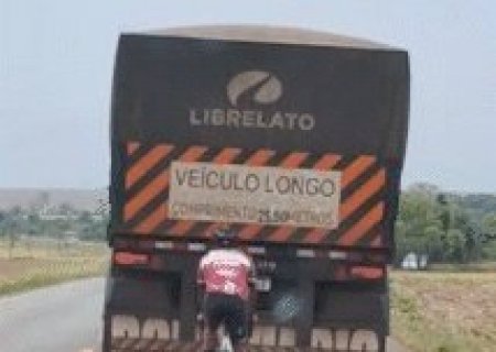 Ciclista arrisca vida ao pegar "v&aacute;cuo" de caminh&atilde;o em alta velocidade em rodovia