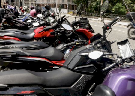 Trabalhador por aplicativo ganha mais, porém tem jornadas mais longas