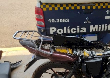 Motocicleta é encontrada abandonada com 10 quilos de drgoas em lavoura de cana