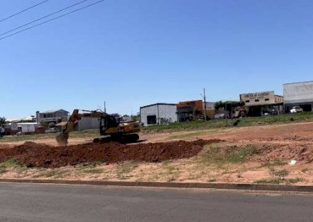 Valas s&atilde;o abertas na BR-262 para conter alagamentos em Ribas do Rio Pardo