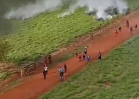 Ind&iacute;genas Guarani-Kaiow&aacute; deixam fazenda em Caarap&oacute; e retornam &agrave; &aacute;rea de retomada